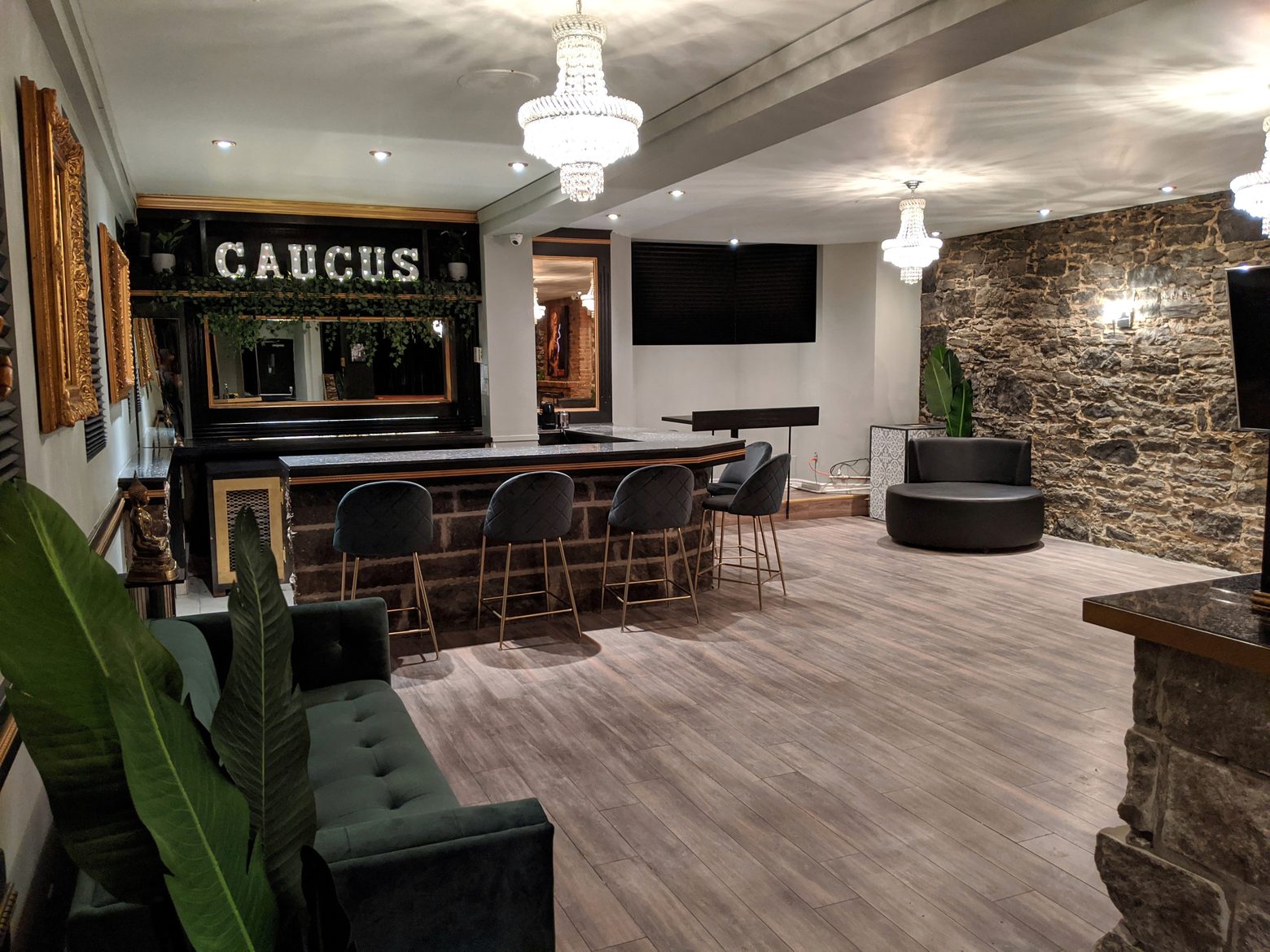 The bar at Caucus Quartier des Spectacles. Opens a 3D tour.